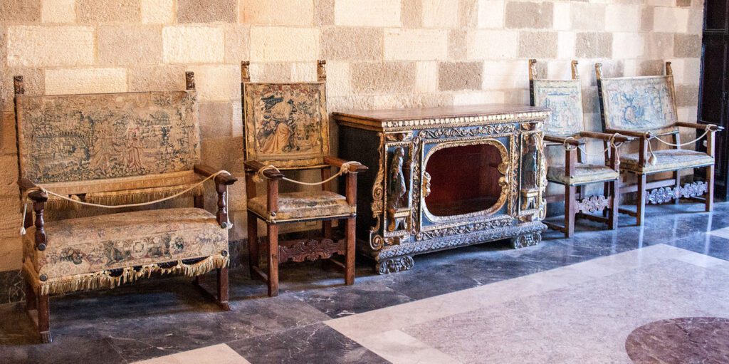 The most effective method for removing odors from old furniture is a two-stage process: thorough surface cleaning followed by chlorine dioxide (ClO₂) gas treatment.